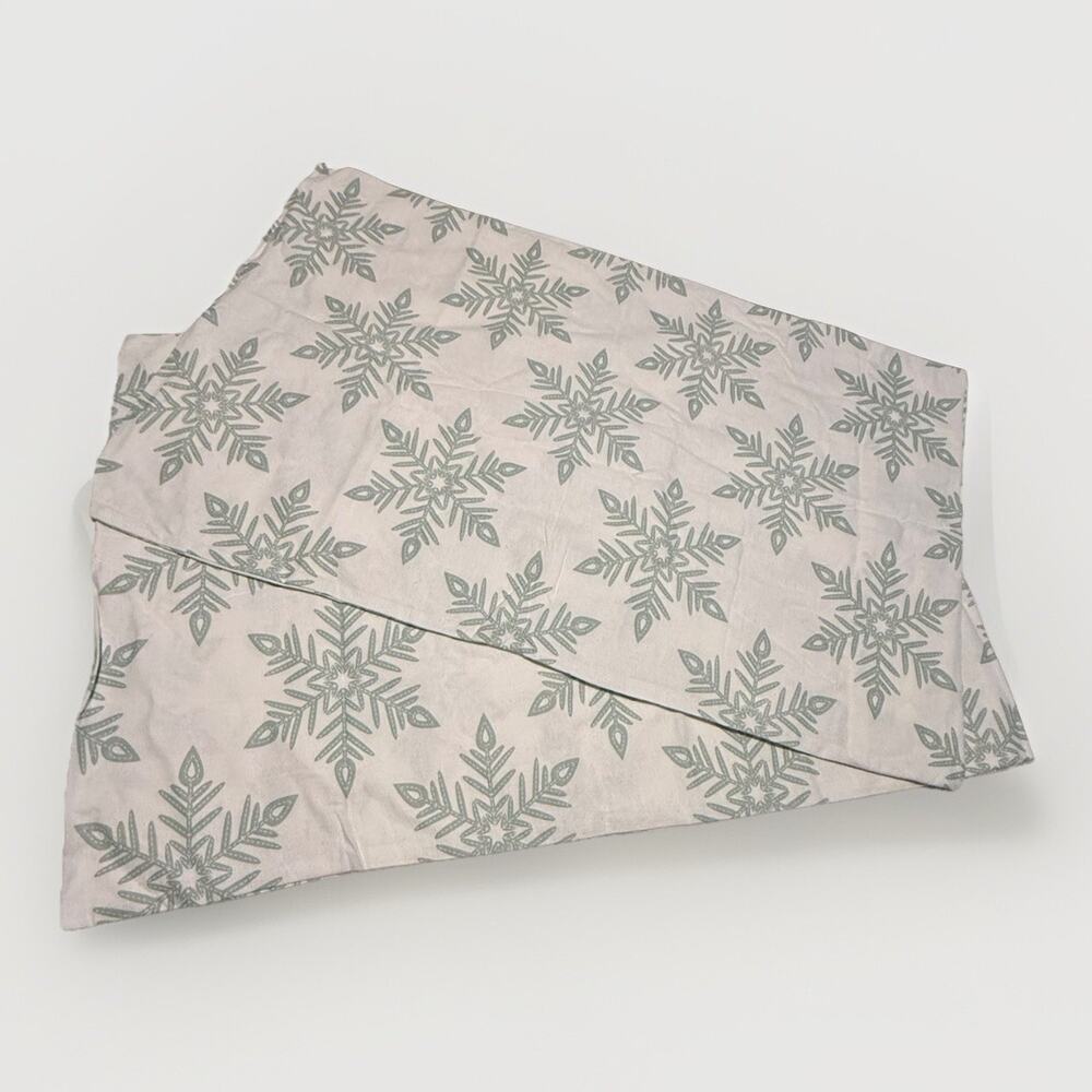 Great Bay Home Set of 2 Standard Pillowcases Green Snowflake 100% Cotton